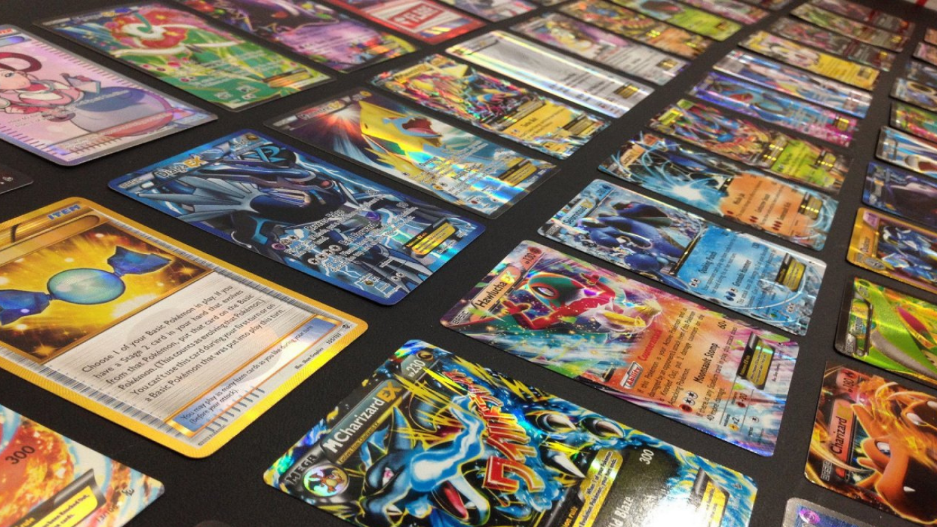 Colección de cartas Pokémon TCG dispersas, incluyendo cartas holográficas y de distintos tipos