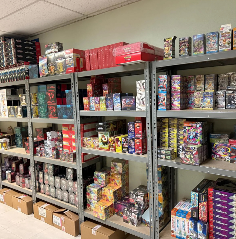 Estanterías con cajas y productos Pokémon TCG, incluyendo cajas selladas y packs de cartas